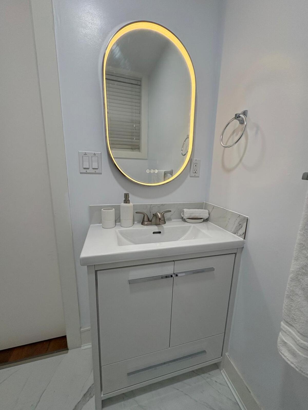 Guest Room With Private Bath In Langford Victoria Exterior foto